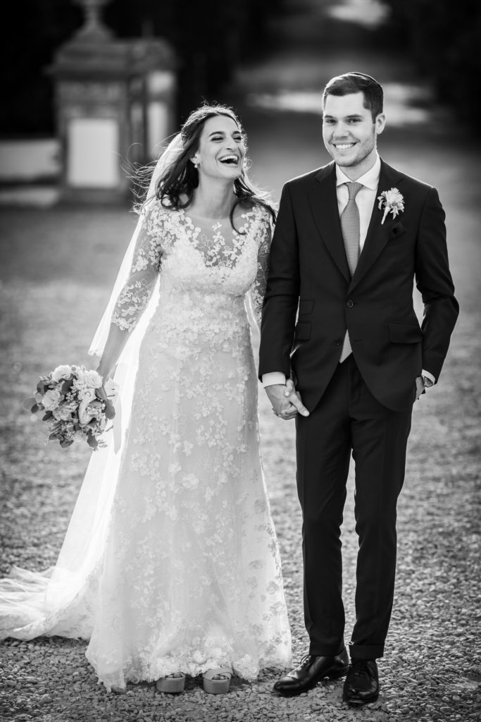 giovane coppia di sposi al loro matrimonio ebraico in toscana