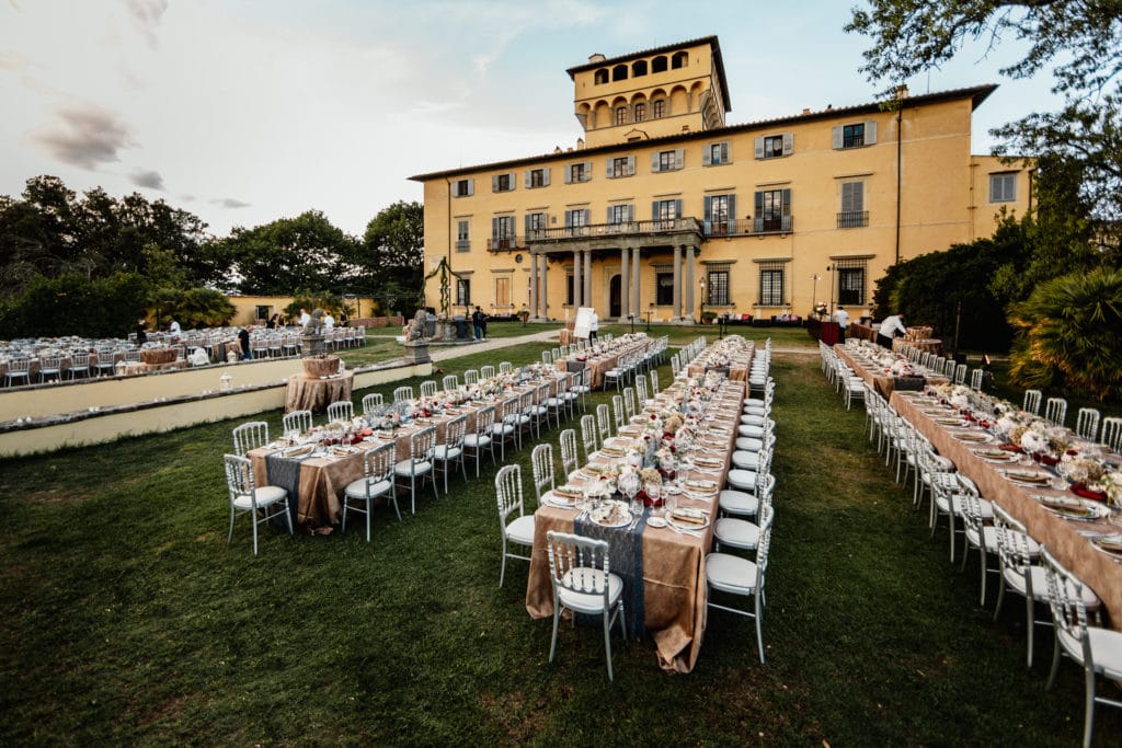 allestimento tavoli a villa di maiano per matrimonio indiano
