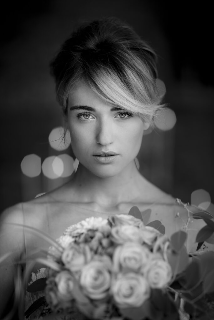 Primo piano in bianco e nero della sposa con il bouquet