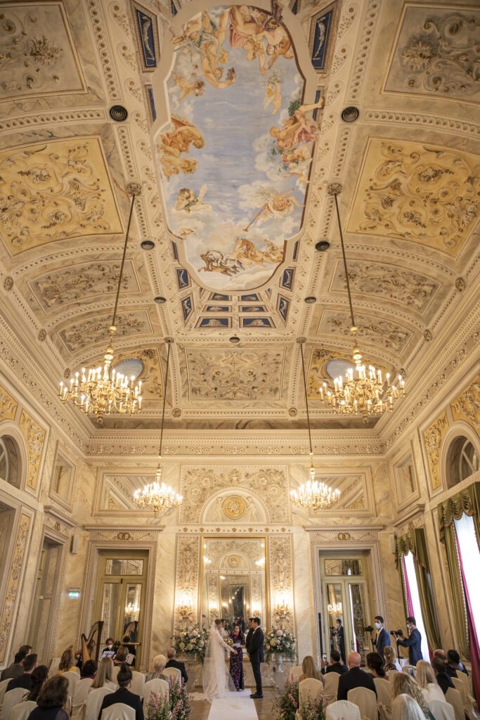 Cerimonia di matrimonio all'interno di un salone dell'hotel St Regis